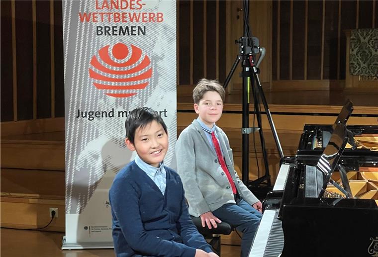 „Jugend musiziert“: Drei Bremerhavener Duo-Sieger Jizhe Ma (vorn) und Florian Fetahu