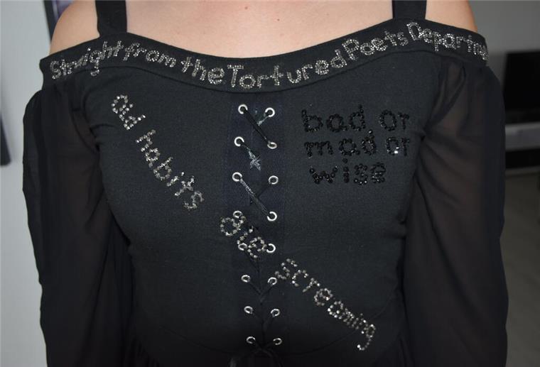 Das Kleid für das Konzert von Taylor Swift in Hamburg hat Marlena Sieg individuell mit Glitzerstein-Lyrics ihres Idols verziert.