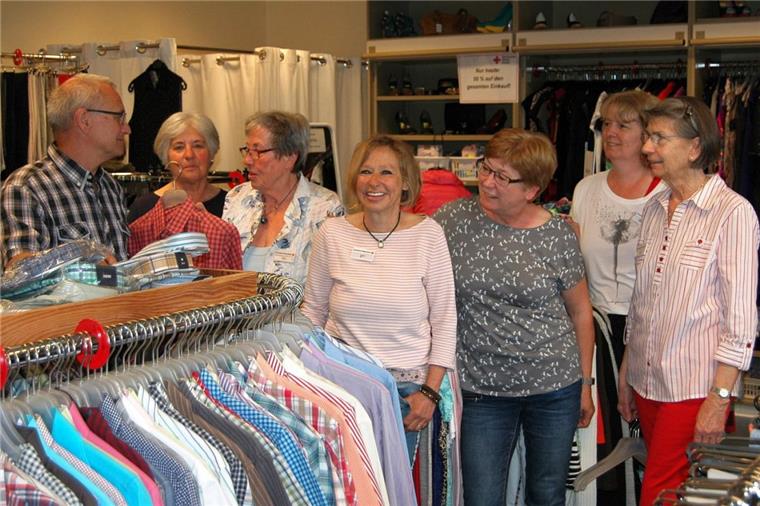 Zeven: DRK-Shop bietet neues Outfit für ein paar Euro Das Kleidershop-Team von Zeven: Hartmut Strauch, Marianne Hübner, Roselie Janssen, Verena Ely, Ursula Strauch, Gaby Bahrenburg und Christel Görling.
