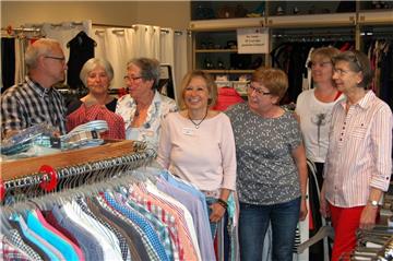 Das Kleidershop-Team von Zeven: Hartmut Strauch, Marianne Hübner, Roselie Janssen, Verena Ely, Ursula Strauch, Gaby Bahrenburg und Christel Görling.