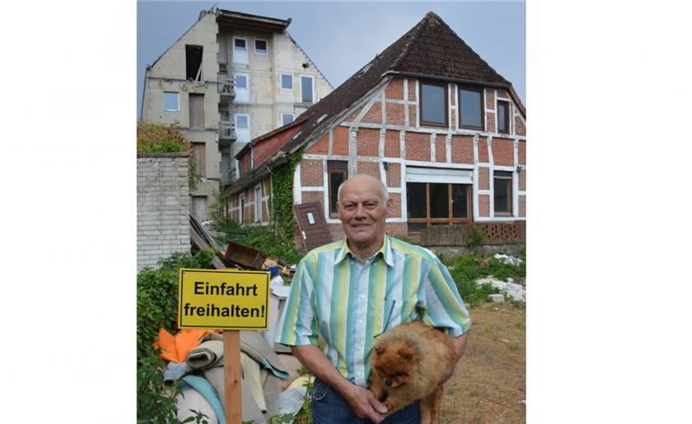 "Schandfleck" in Bad Bederkesa: Investor will Bauruine bis Frühjahr 2019 sanieren Einfahrt freihalten: Das kleine Fachwerkhaus (im Hintergrund) wird nächste Woche abgerissen. Investor Hans Kieckbusch freut sich auf den Fortgang der Arbeiten. Mit Hündin Mona sieht er sich um.