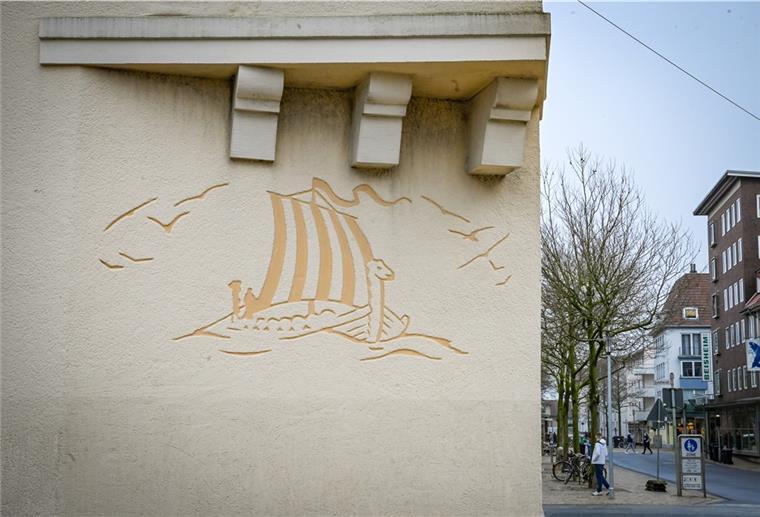 Finanzamt-Abriss: Historiker möchten Wandbild erhalten Das kleine Wikingerschiff am ehemalige Finanzamt-Gebäude an der Columbusstraße/ Keilstraße.