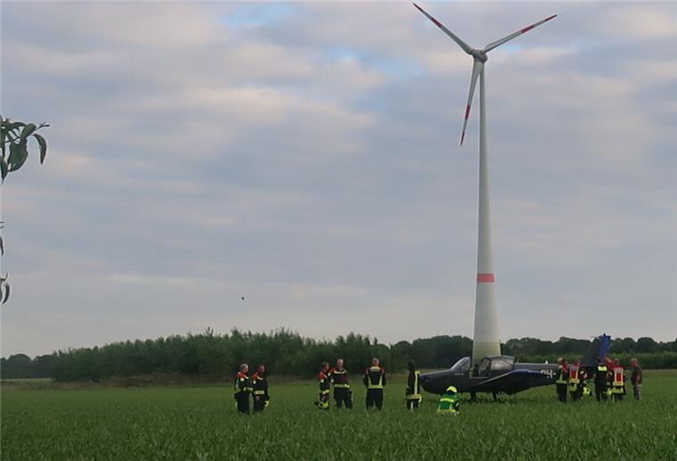 Kleinflugzeug hat keinen Sprit mehr - Notlandung auf Acker Ein Kleinflugzeug steht nach einer Notlandung unbeschädigt auf einem Maisfeld bei Hude (Landkreis Oldenburg/Niedersachsen).