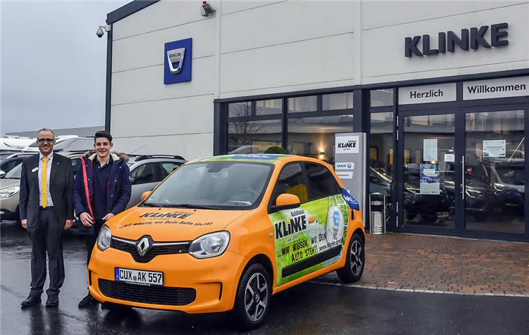 Glücklicher Gewinner: Klinke-Auto an neuen Halter übergeben Übergabe des Klinke-Autos
