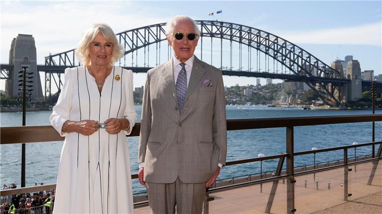 Nach Eklat: Charles trifft sich in Australien mit Indigenen Das Königspaar genoss den Blick auf die Harbour Bridge bei herrlichstem Wetter.