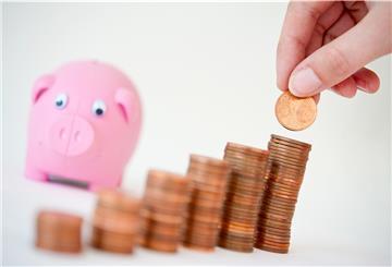 Das Konto bringt kaum noch Erträge, dafür aber Kosten. Und nun werden auch noch so genannte Negativ- oder Strafzinsen erhoben. Die Wespa und die Volksbank Bremerhaven-Cuxland wollen sie ab Oktober einführen. Foto: Warnecke/dpa