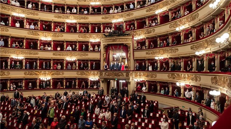 Kurze Hosen verboten im Theater Das Konzerthaus Scala in Mailand ist weltberühmt. Wer dort Musik erleben will, sollte aber keine kurzen Hosen tragen.