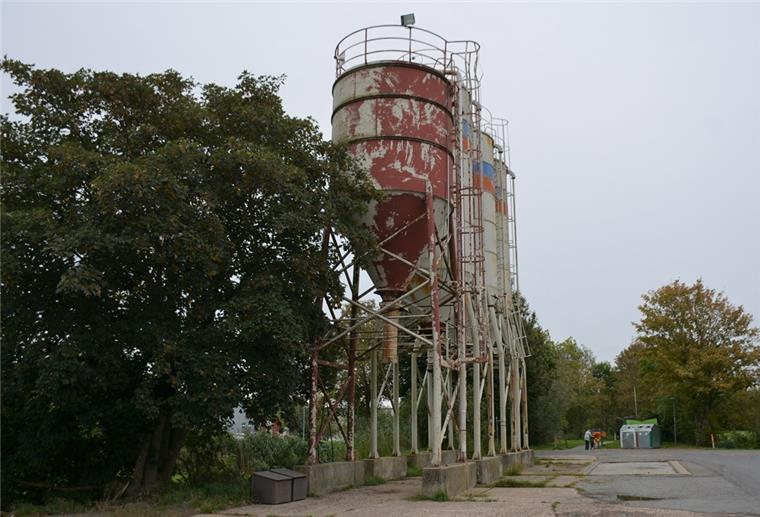 Butjadingen: In Stollhamm Standort für neuen Mobilfunkmast gefunden Das Kraftfuttersilo und die Waage an der Bahnhofstraße in Stollhamm soll einem 40 Meter hohen Mobilfunkmast weichen.