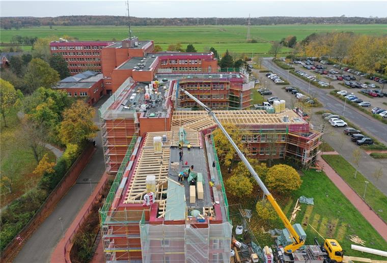 Kreishaus Cuxhaven: Klimafreundlich durch Sanierung Das Kreishaus von oben: Zu sehen sind die Baufortschritte auf den Dächern der Gebäude C und D. Der neue Dachstuhl schafft genügend Platz für die geplante Photovoltaikanlage.