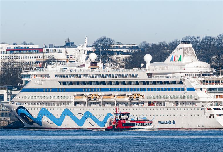 Milliardenumsatz: Hamburg profitiert stark von Kreuzfahrtbranche Das Kreuzfahrtschiff „Aida Aura“ liegt am Kreuzfahrtterminal in Hamburg-Altona