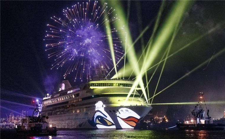 Der Hamburger Hafengeburtstag in Bildern Das Kreuzfahrtschiff "AIDAaura" im Schein des Feuerwerks beim Hamburger Hafengeburtstag.
