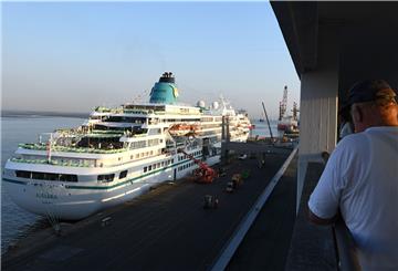Das Kreuzfahrtschiff „Amadea“ macht an der Columbuskaje fest.