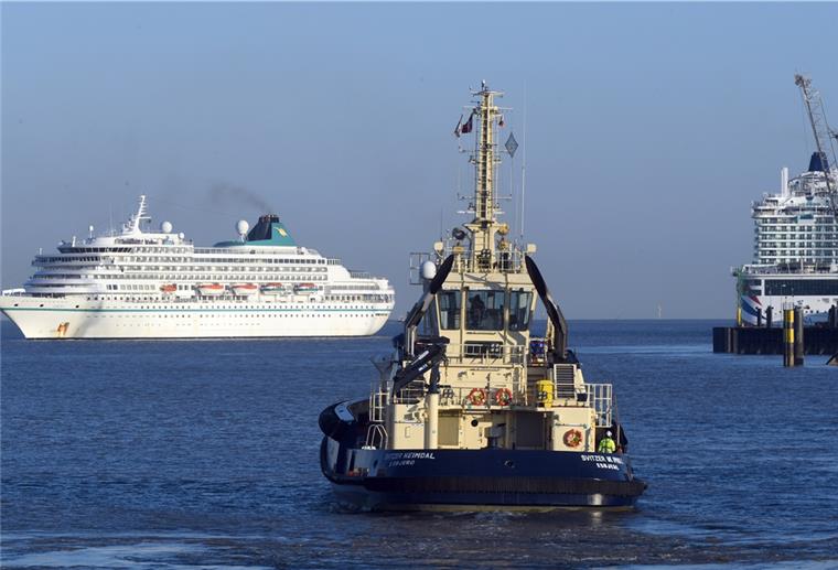 Das Kreuzfahrtschiff „Amera“ (links) von Phönix-Reisen ist am Sonntag in Bremerhaven angekommen und machte an der Columbuskaje fest.