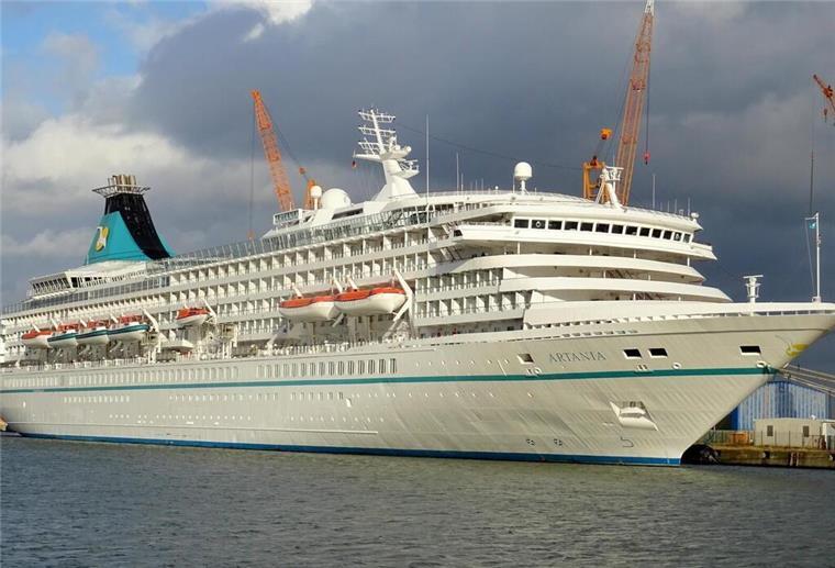 Dezember-Kreuzfahrt spontan abgesagt! Phoenix Reisen nimmt „Artania“ außer Betrieb Die „Artania“ liegt an der Pier der Lloyd Werft in Bremerhaven.