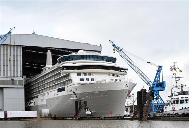 Werft in der Krise: Mitarbeiter der Meyer-Werft stellen Forderungen an die Politik Das Kreuzfahrtschiff der Luxusklasse „Silver Ray“ verlässt das überdachte Baudock der Meyer Werft.