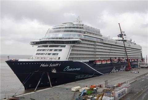 Das Kreuzfahrtschiff „Mein Schiff 1“ kommt aus der Werft nach Bremerhaven zurück.