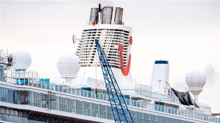 Das Kreuzfahrtschiff „Mein Schiff 3“ der Reederei TUI Cruises liegt an einem Kai im Hafen.