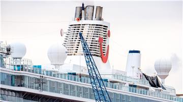 Das Kreuzfahrtschiff „Mein Schiff 3“ der Reederei TUI Cruises liegt an einem Kai im Hafen.