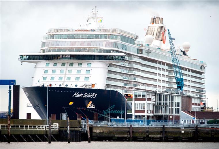 Tui-Schiff in Cuxhaven: Tests an weiteren Crew-Mitglieder Das Kreuzfahrtschiff «Mein Schiff 3» der Reederei Tui Cruises liegt in Cuxhaven unter Quarantäne.