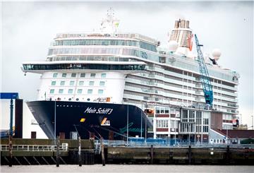 Das Kreuzfahrtschiff «Mein Schiff 3» der Reederei TUI Cruises liegt in Cuxhaven unter Quarantäne. Foto: Hauke-Christian Dittrich/dpa