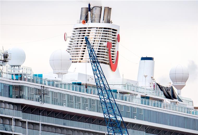 „Mein Schiff 3“ bleibt doch länger in Cuxhaven Das Kreuzfahrtschiff „Mein Schiff 3“ liegtin Cuxhaven. Ein Mensch an Bord Schiffs ist positiv auf das Coronavirus getestet worden.