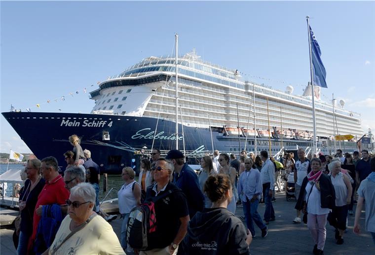 Steuert die „Mein Schiff 4“ Bremerhaven an? Das Kreuzfahrtschiff "Mein Schiff 4" in Kiel. Laut Marine Traffic ist sie auf dem Weg nach Bremerhaven.