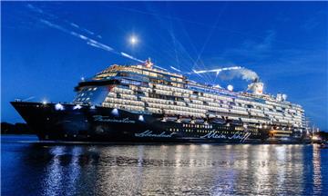 Das Kreuzfahrtschiff "Mein Schiff 5" kam wegen eines medizinischen Notfalls früher in Bremerhaven an. So ein Einsatz wird dem erkrankten in Rechnung gestellt.