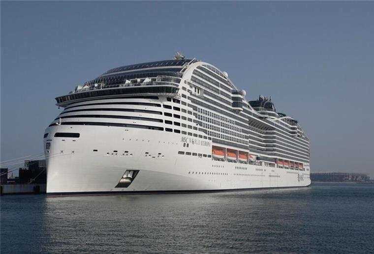 8.500 Menschen an Bord - Kreuzfahrtschiff in Italien in Not Das Kreuzfahrtschiff MSC World Europa, ein schwimmendes Hotel, hat an einem Hafen angedockt.