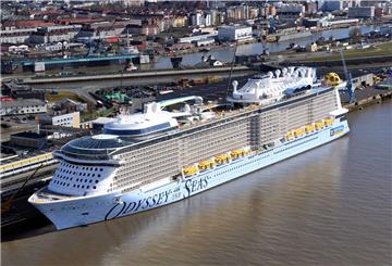 Das Kreuzfahrtschiff „Odyssey of the Seas“ liegt für die Endausrüstung in Bremerhaven.