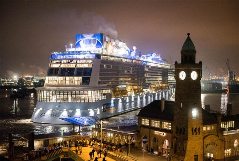 "Ovation of the Seas" erreicht Bremerhaven Das Kreuzfahrtschiff Ovation of the Seas erreicht Bremerhaven am Ostermontag. Vom 18. bis zum 22. März 2016 lag die Ovation of the Seas im Trockendock Elbe 17 der Hamburger Werft Blohm + Voss.