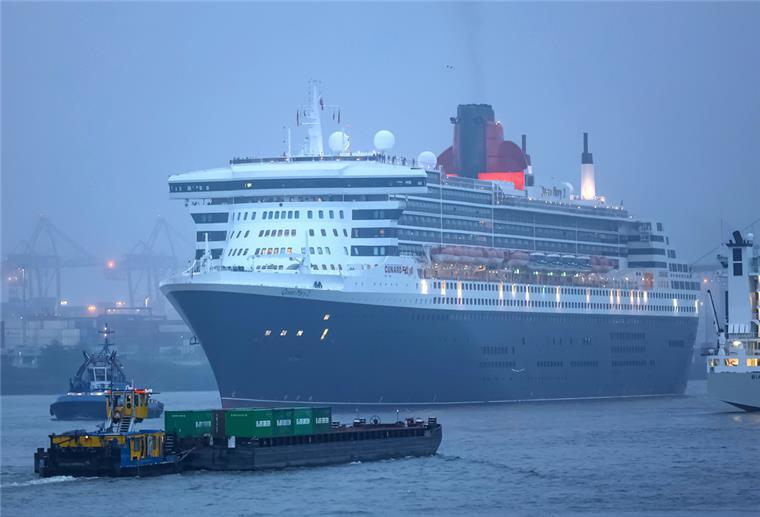 Hamburg Cruise Days 2022 in kleinerer Version gestartet Das Kreuzfahrtschiff "Queen Mary 2" läuft in den Hamburger Hafen ein.