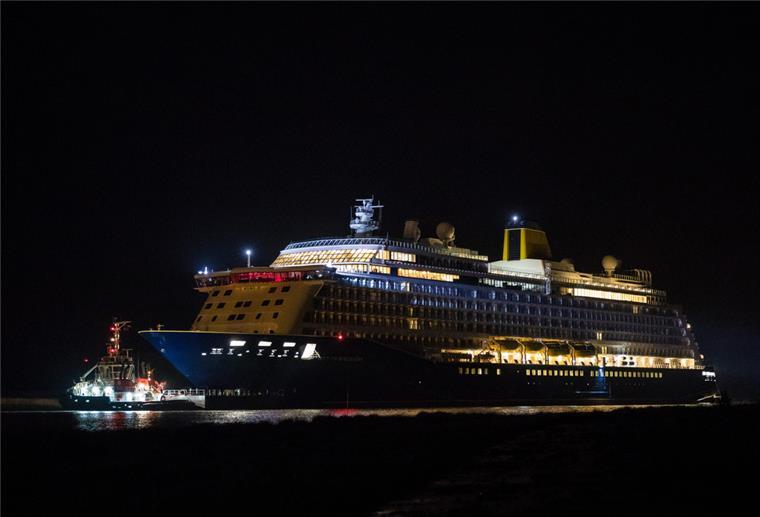 „Spirit of Discovery“ streicht Bremerhaven-Stopp Das Kreuzfahrtschiff «Spirit of Discovery» fährt über die Ems.
