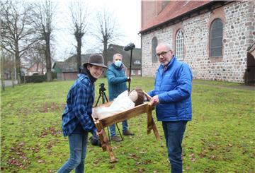 Das Krippenspiel in Ringstedt findet dieses Jahr vor der Kirche statt. Diakon Manfred Ahlers, Pastor Andreas Maack (rechts und dessen Sohn Theodor wollen auch ein Video ins Netz stellen.
