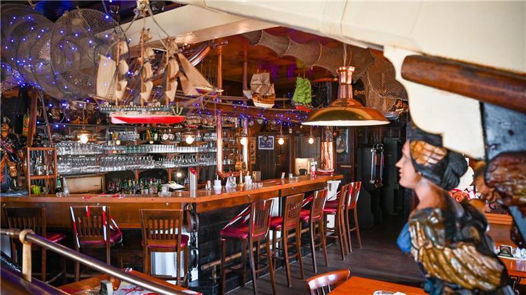 Die Kult-Kneipe „Krohn‘s Eck“ steht zum Verkauf Das „Krohn‘s Eck“ mit seiner einzigartigen maritimen Innenausstattung ist bei Einheimischen wie Touristen gleichermaßen beliebt.