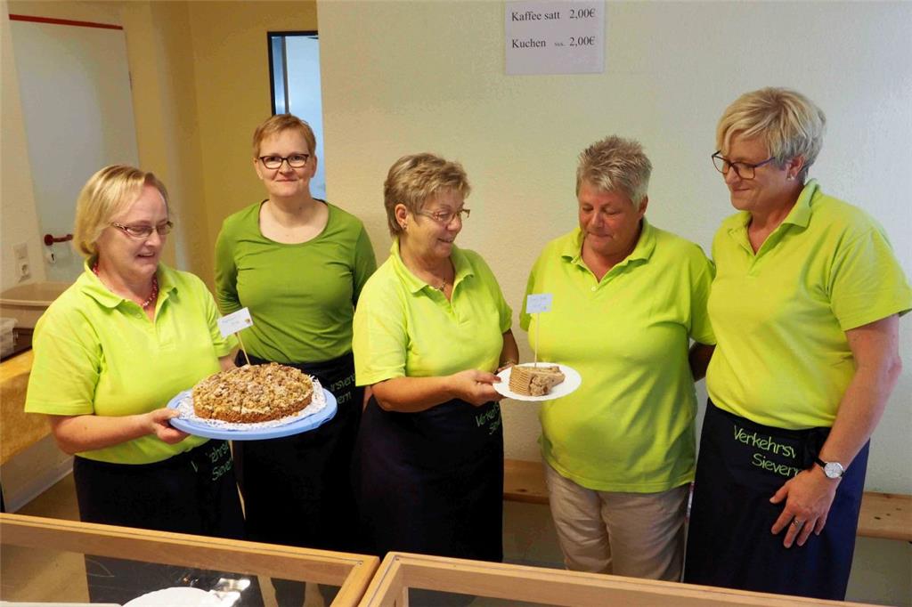 Das Küchenteam des Verkehrsvereins sorgte für Kaffee und Kuchen beim Sommerfest....