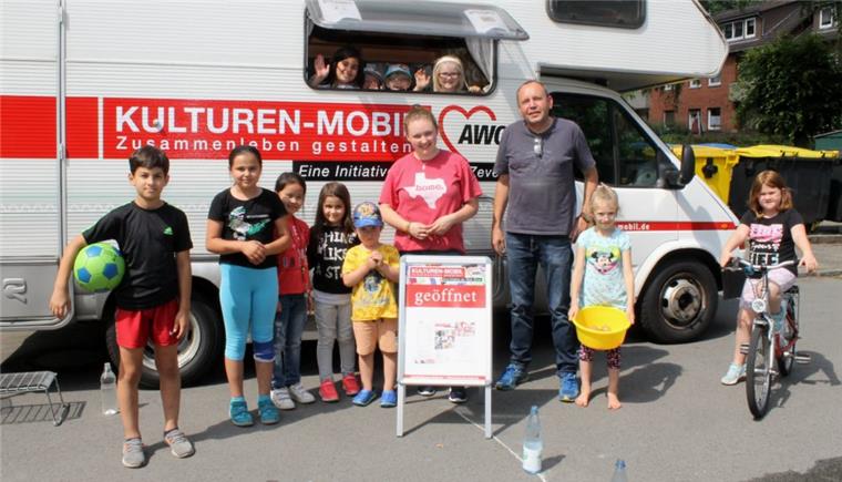Das KulturenMobil steht zu unterschiedlichen Zeiten an vier Standorten in Zeven. Das Ziel ist es, die verschiedenen Kulturen miteinander an einen Tisch zu bringen und damit einen Teil zur Integration beizutragen.