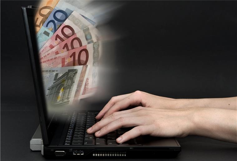 Das Kundenverhalten hat sich seit Beginn der Corona-Pandemie stark verändert. Immer mehr setzen auf Online-Banking, Beratung am Telefon oder Bezahlen per Card auf dem Smartphone. Symbolfoto: Schierenbeck/dpa