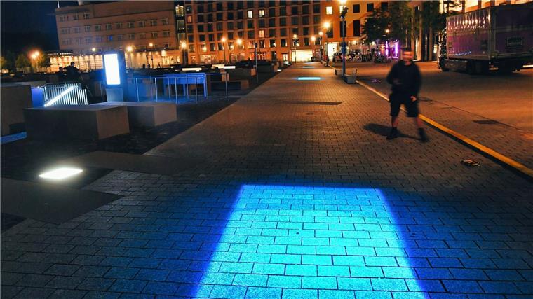 Illumination am Denkmal für ermordete Juden Das Kunstwerk am Denkmal für die ermordeten Juden Europas soll einen Beitrag dazu leisten, Menschen unabhängig von ihrer Glaubensrichtung zum Nachdenken anzuregen und in der Mitmenschlichkeit zu verbinden.
