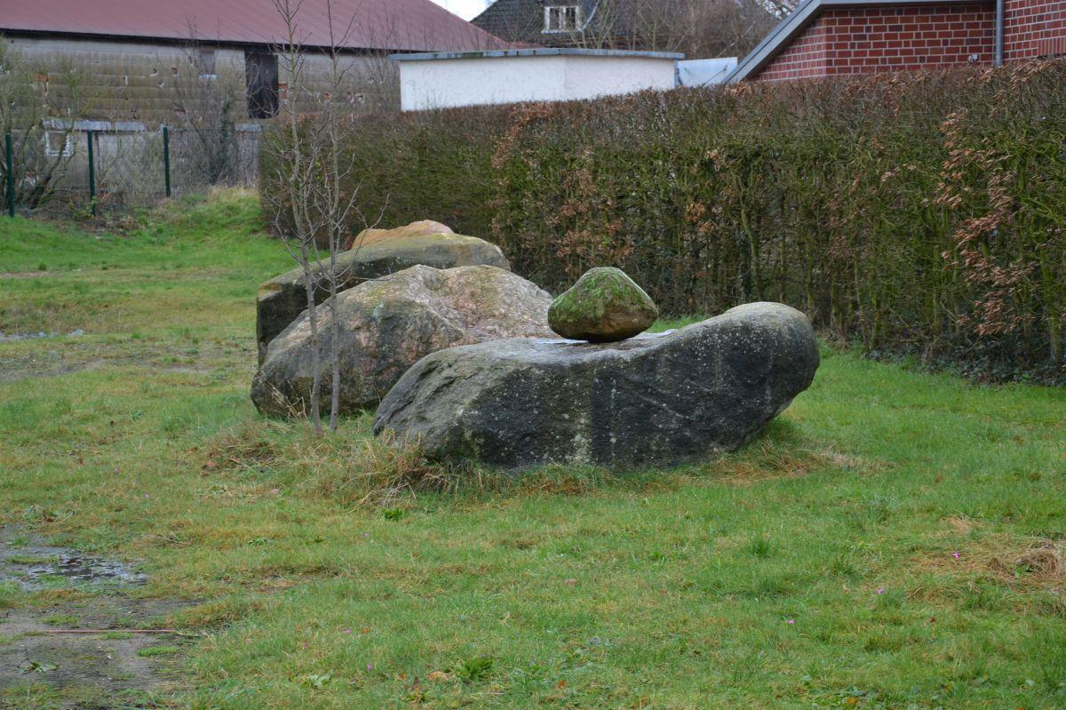 Zeven: Besucher sucht Kunstwerk aus Findlingen vergebens Das Kunstwerk aus Findlingen, das einst den Schuleingang des St.-Viti-Gymnasiums zierte, soll im kommenden Jahran seinem endgültigen Standort aufgestellt werden.