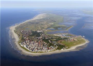 Das Kurtheater auf der Insel Norderney ist wegen Rissbildungen im Mauerwerk kurzfristig für Veranstaltungen geschlossen worden.