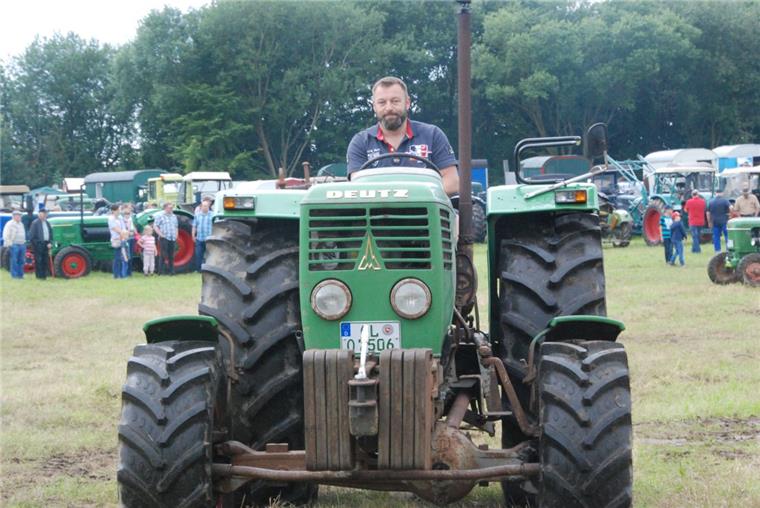 In Bildern: So schön war das Oldtimertreffen in Wehden Das läuft: Die Traktoren sind in Wehden die Publikumsmagneten. Aber auch andere Oldtimer rollen am Sonntag noch unablässig auf das Gelände zwischen Hajenweg und Zur Kiesgrube.