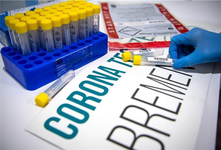 Coronawerte im Land Bremen rückläufig Proben für PCR-Tests auf das Corona-Virus werden in einem Testzentrum in Bremen für den Transport ins Labor verpackt.