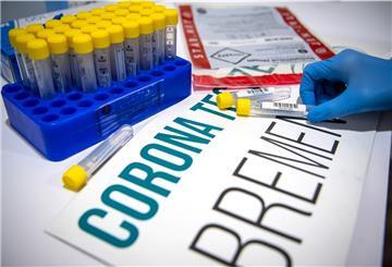 Proben für PCR-Tests auf das Corona-Virus werden in einem Testzentrum in Bremen für den Transport ins Labor verpackt. 