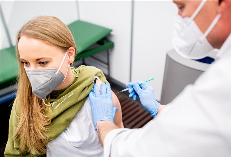 Marie Rohlfs, Erzieherin im Kindergarten Sternschnuppe, erhält vom Impfberechtigten Thomas Holler im Impfzentrum in der Messehalle ihre Impfung mit dem Impfstoff von AstraZeneca. Die Gesundheitsbehörden in Bremen haben nach dem Beschluss der Gesundheitsministerkonferenz von Anfang der Woche bereits die ersten Erzieherinnen und Erzieher aus Kindertagseinrichtungen geimpft. 