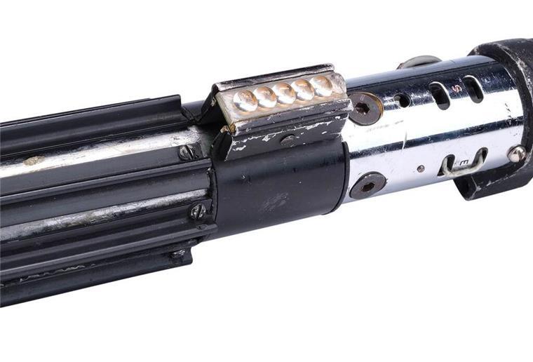 „Star Wars“: Darth Vaders Lichtschwert wird versteigert Das legendäre Lichtschwert von „Star Wars“-Bösewicht Darth Vader wird im September in Los Angeles versteigert.