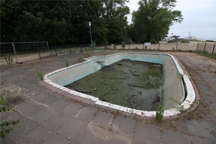 Das Lehrschwimmbecken am Strand von Nordenham wird abgebrochen Das Lehrschwimmbecken am Nordenhamer Strand wird abgebrochen.