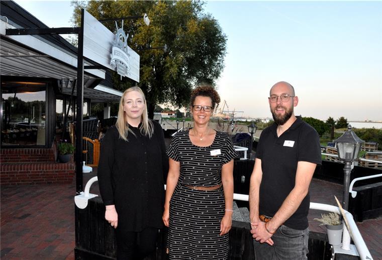 Zufrieden mit dem ersten Sommer in den neuen Weserterrassen Das Leitungstrio der Weserterrassen (von links): Servicechefin Julia Zorzetto, Geschäftsführerin Arischa Schmitz und Teamleiter Martijn Snijder.