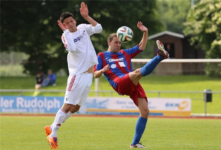 Das letzte Bezirksligaspiel bestritt der 1. FC Nordenham (rechts Sebastian Hülsmann) am 31. Mai 2004 gegen den Heidmühler FC.