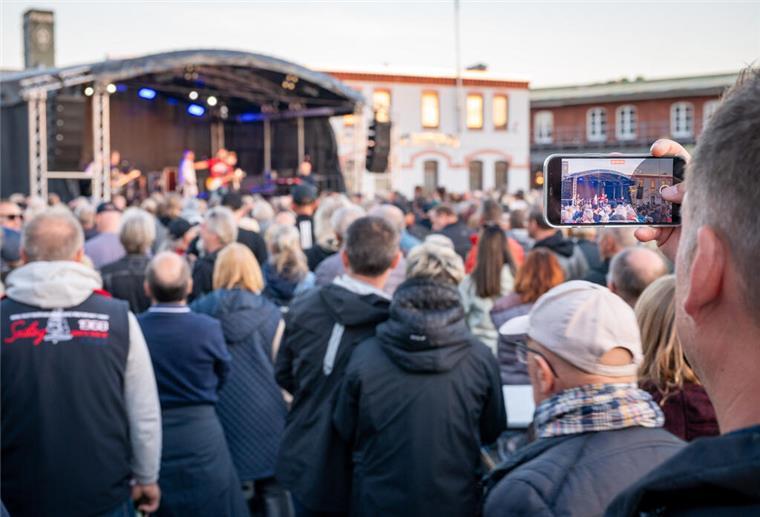 Musiksommer gesichert! Stadt fördert Fischereihafen Das letzte Konzert beim Musiksommer 2023 mit der Band "Floyd Unlimited" hat rund 3000 Menschen in den Fischereihafen gelockt.