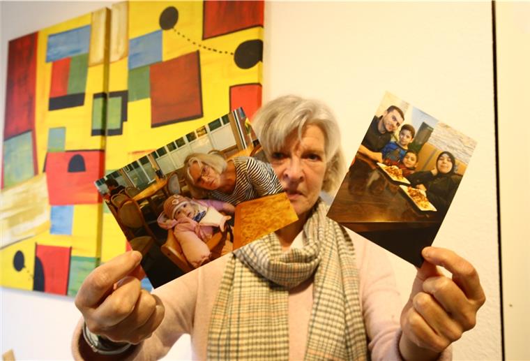 Hilfe klappt auch ohne Worte Das linke Foto zeigt die kleine Rasiel Aljohmani, bei deren Geburt Gabriele Schätzel-Petschulat (Foto) dabei war. Sie ist das dritte Kind der aus Syrien stammenden Familie – das rechte Foto der Eltern und Brüder stammt aus den ersten Monaten der Familie in Butjadingen.